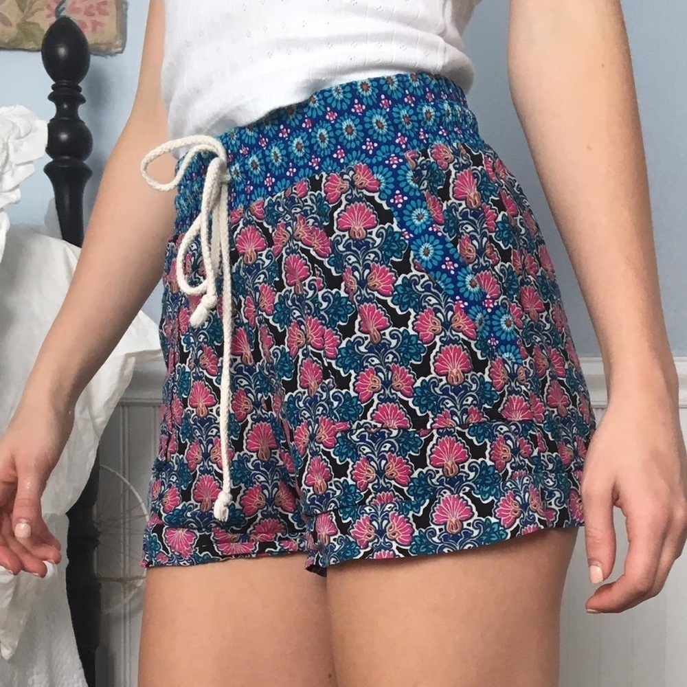 Lily White Floral Patterned Shorts with Drawstring Size Small